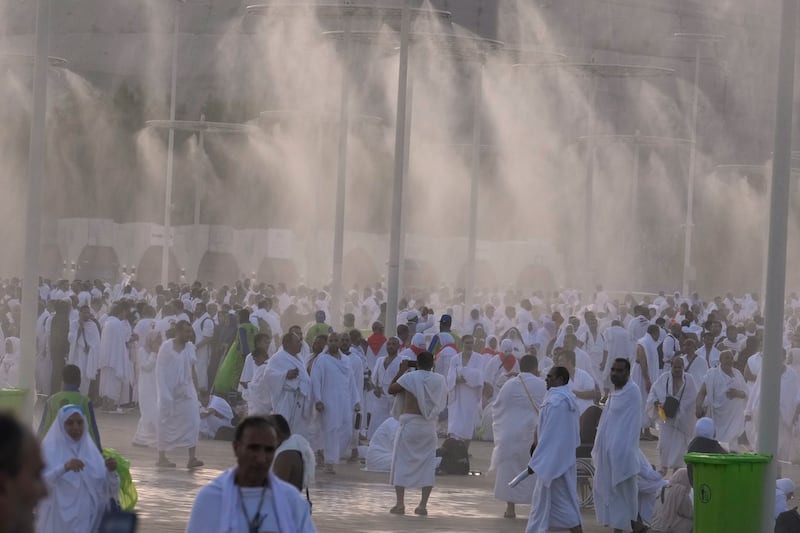 Water is sprayed on Muslim pilgrims (Rafiq Maqbool/AP)