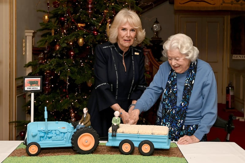 The Queen and June Spencer with an Archers-themed cake in 2021