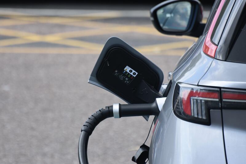 Electric cars have a longer waiting time when it comes to charging compared to hydrogen fuel cell vehicles.