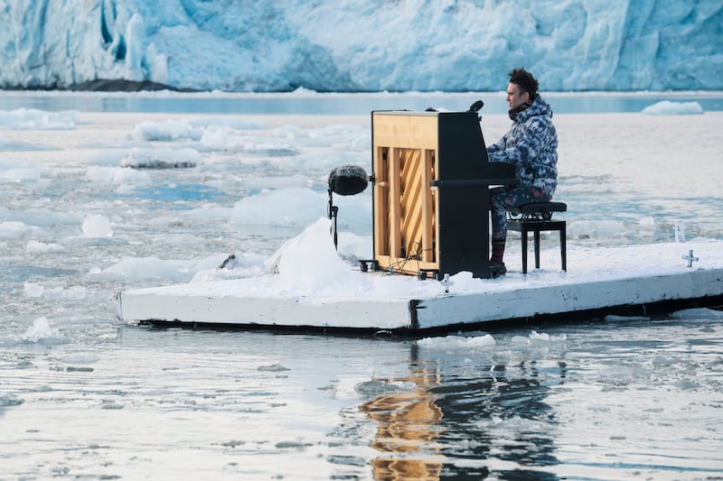 Jacob Collier performs in front of Sveabreen glacier in Svalbard (Christian Aslund/Greenpeace)