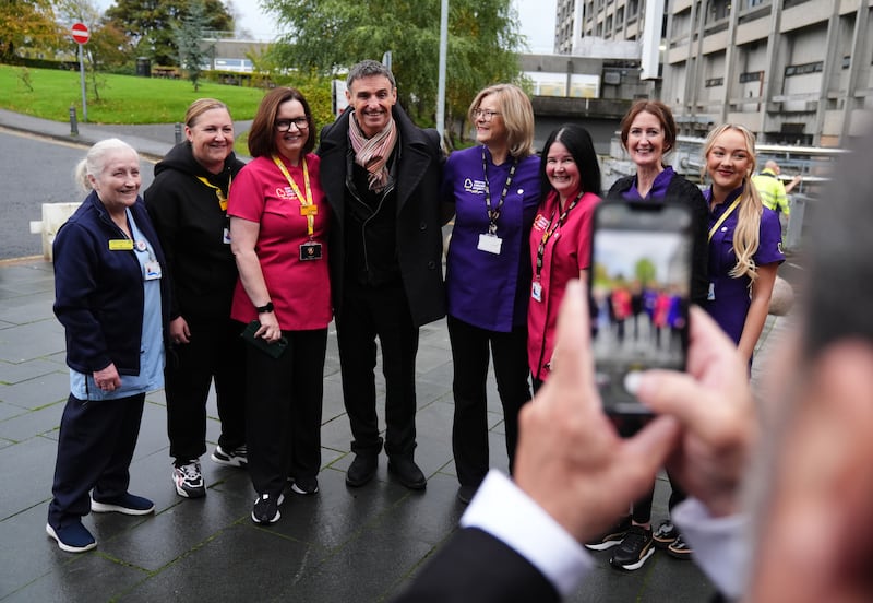 Marti Pellow meets staff at the Beatson West of Scotland Cancer Centre .