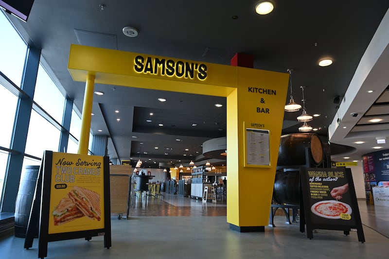 A new Northern Irish themed restaurant has opened in Belfast City Airport, creating 30 jobs and introducing table service to the airport for the first time.
Samson’s Kitchen & Bar, which is inspired by Belfast and the iconic Samson and Goliath cranes, is a bespoke concept exclusively created by TRG Concessions in collaboration with the airport.