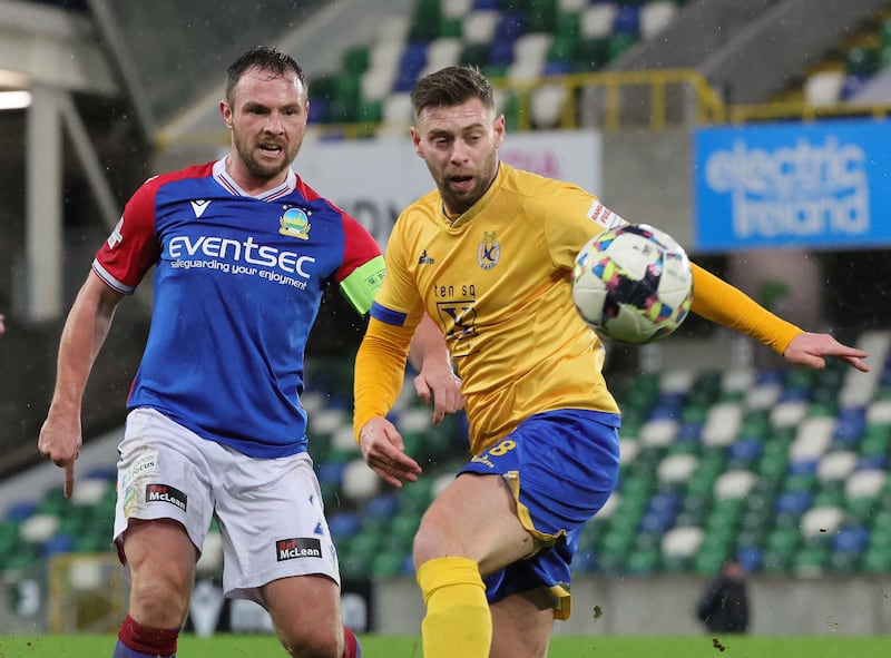 Pacemaker Press 91223
Linfield v Dungannon Swifts  Sports Direct Premiership
Dungannon's James Knowles and Linfield's Jamie Mulgrew during today's game at Windsor Park Belfast.  Photo by David Maginnis/Pacemaker Press