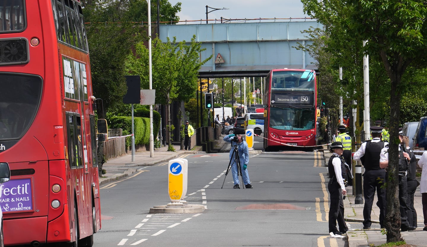 Dramatic footage shows suspect being tasered following Hainault ...