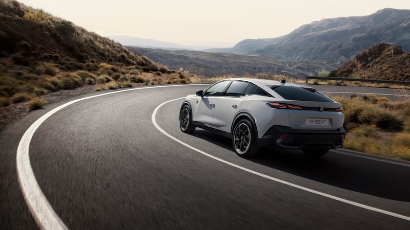 Under the bonnet features a 58.2kWh battery pack. (Peugeot)