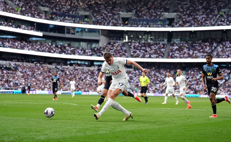 Micky van de Ven shoots towards goal