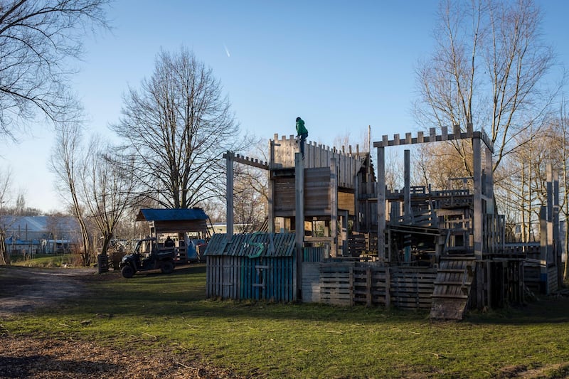 A large structure built from old pallets in Jeugdland playground