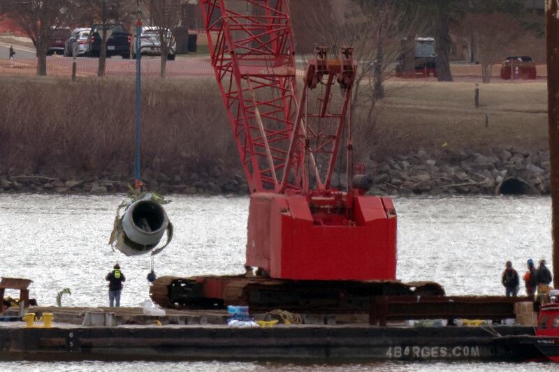 Salvage crews pull up a plane engine (Jose Luis Magana/AP)