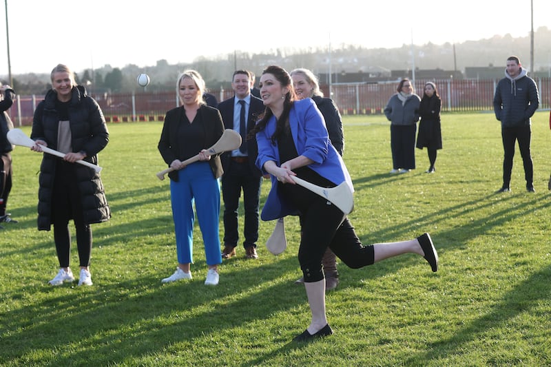 First Minister Michelle O’Neill and Deputy First Minister Emma Little-Pengelly play hurling at St Paul’s GAA Club in West Belfast.
PICTURE COLM LENAGHAN