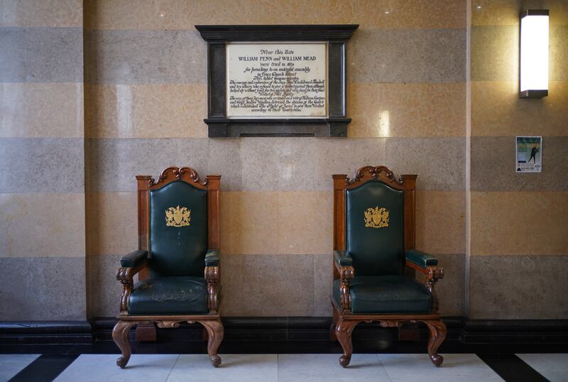 A plaque to commemorate a group of rebellious jurors, who in 1670, refused to convict Quakers William Mead and William Penn, despite being locked up without food for two days