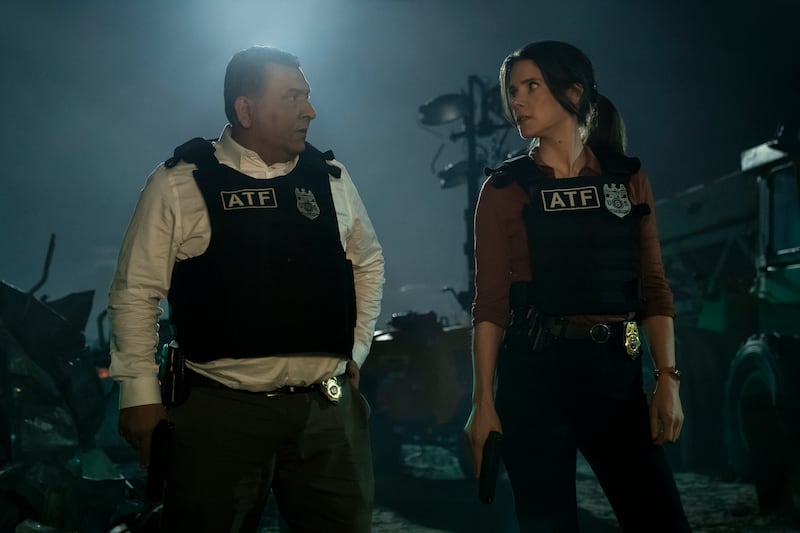 Roberto Montesinos (Guillermo Villanueva), Sonya Cassidy (Susan Duffy)