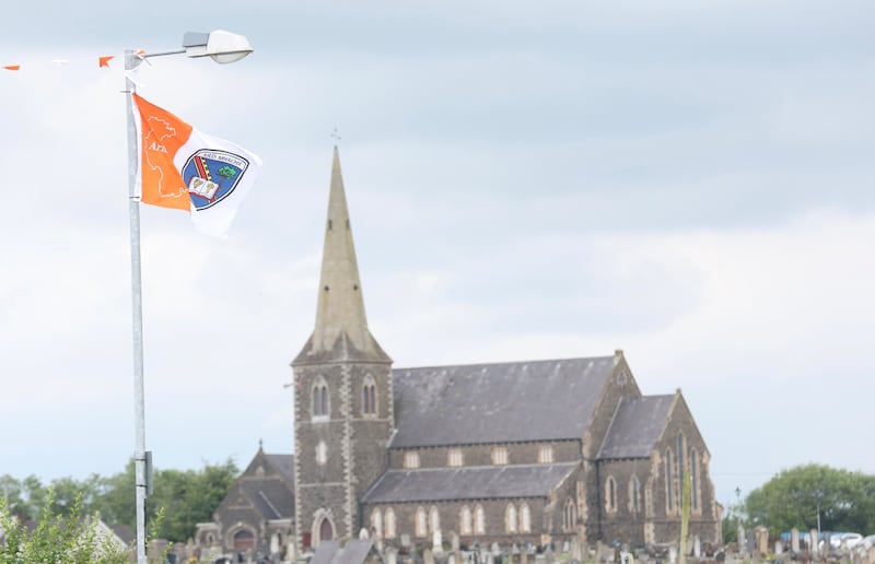 Bunting and signs in the Drumcree are of Portadown.
PICTURE COLM LENAGHAN