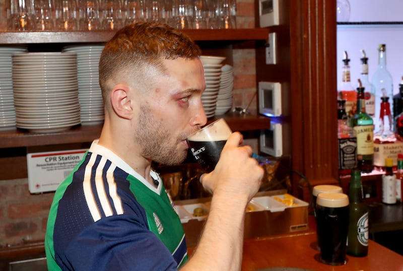 &nbsp;Frampton gets a well deserved drink at Annie Moores bar in <st1:city w:st="on">Manhattan</st1:city> the day after beating Santa Cruz. Not only did he pay for his own pint, he also picked up the tab for the rest of the bar.<st1:place w:st="on"><st1:state w:st="on"></st1:state></st1:place>