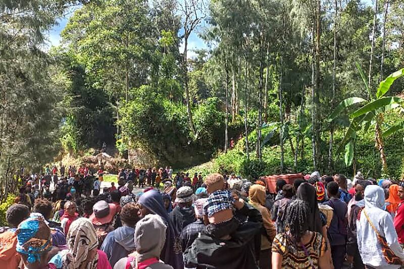 Villagers carry a coffin during a funeral procession in Yambali (Kafuri Yaro/UNDP Papua New Guinea via AP)