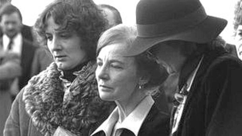 Ingeborg Niedermayer with her daughters Renate and Gabriele  