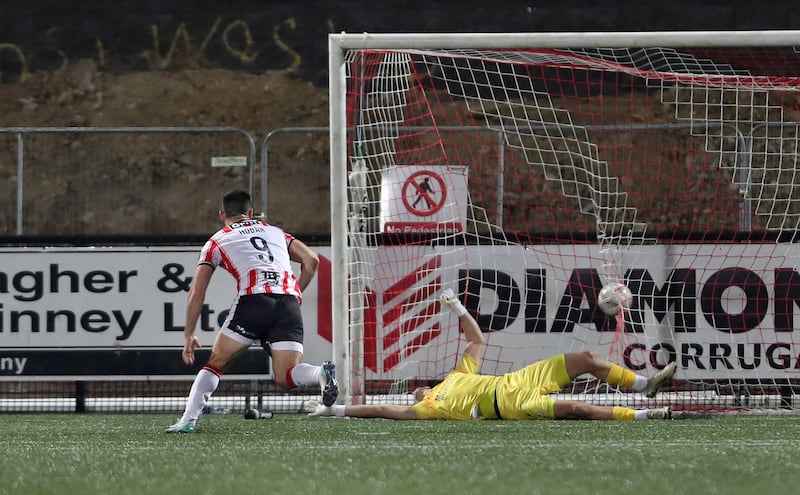 Derry City Pat Hoban scores a late penalty against Shamrock Rovers' keeper Leon Pohis at the Brandywell