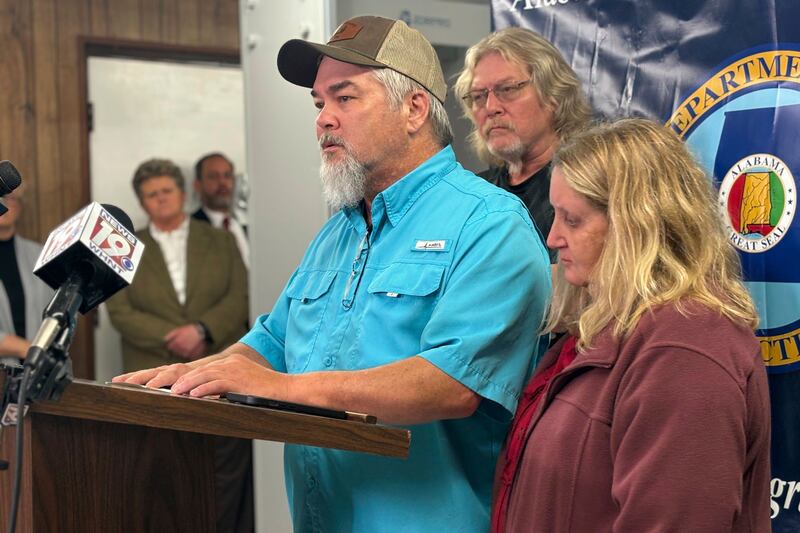 Mike Sennett, son of Elizabeth Sennett, and other family members speak after Kenneth Eugene Smith’s execution (AP Photo/Kim Chandler)