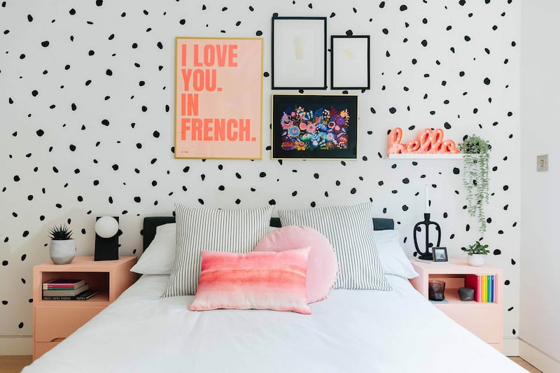 Soft shades of pink and white give a bright and welcoming feel to this teenage girl’s bedroom