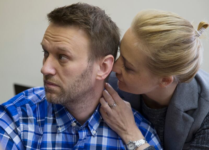 Alexei Navalny and his wife Yulia talk in a courtroom (Pavel Golovkin/AP)