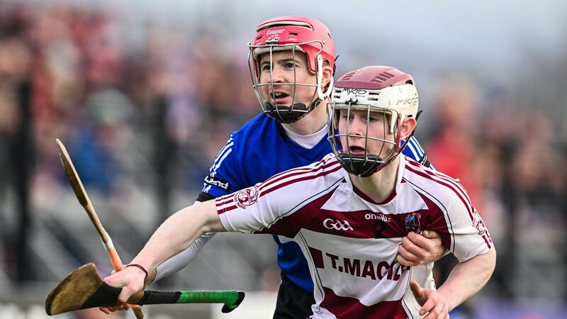 Daniel Kearney of Sarsfields and Fionn McEldowney of Slaughtneil await a sideline cut during the AIB GAA Hurling All-Ireland Senior Club Championship semi-final match between Sarsfields of Cork and Slaughtneil of Derry at Cedral St Conleth's Park in Newbridge, Kildare. Photo by Piaras Ó Mídheach/Sportsfile