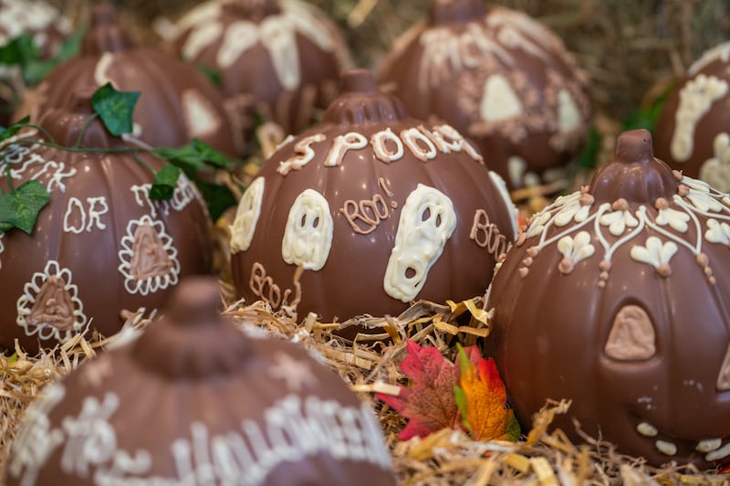 Each creation is the equivalent of 533 standard Cadbury Dairy Milk bars, with each pumpkin weighing 800g.