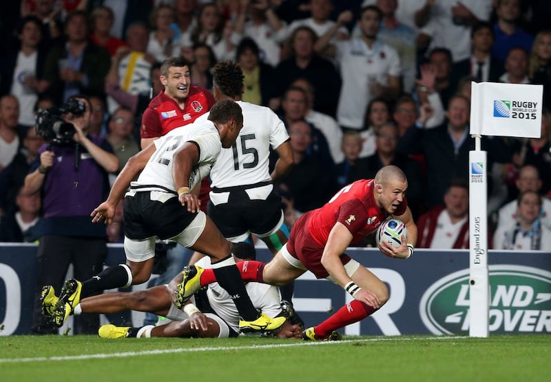 Mike Brown scores his sides second try