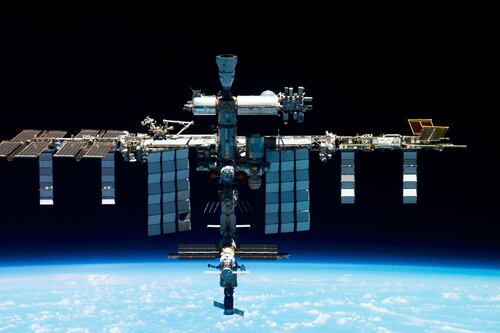 Nasa power outage temporarily halts contact with space station