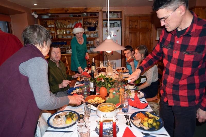 FD5W84 Traditional Christmas dinner for the family, 3 generations eat together turkey and all the trimmings. UK