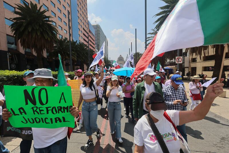 Federal court workers in Mexico City protest over reforms that would make all judges stand for election (Ginnette Riquelme/AP)