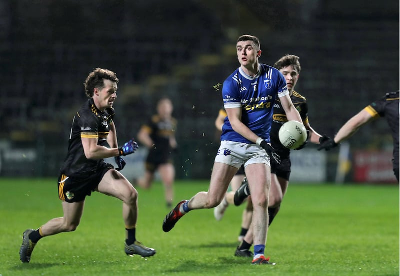 Gaelic footballer handpassing ball