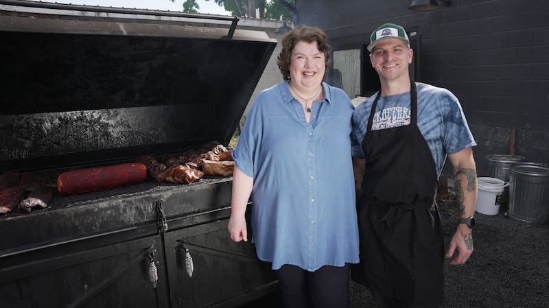 Paula enjoys barbecuing in Gatlinburg, Tennesse for her new tv series Paula McIntyre’s Hamely Kitchen USA