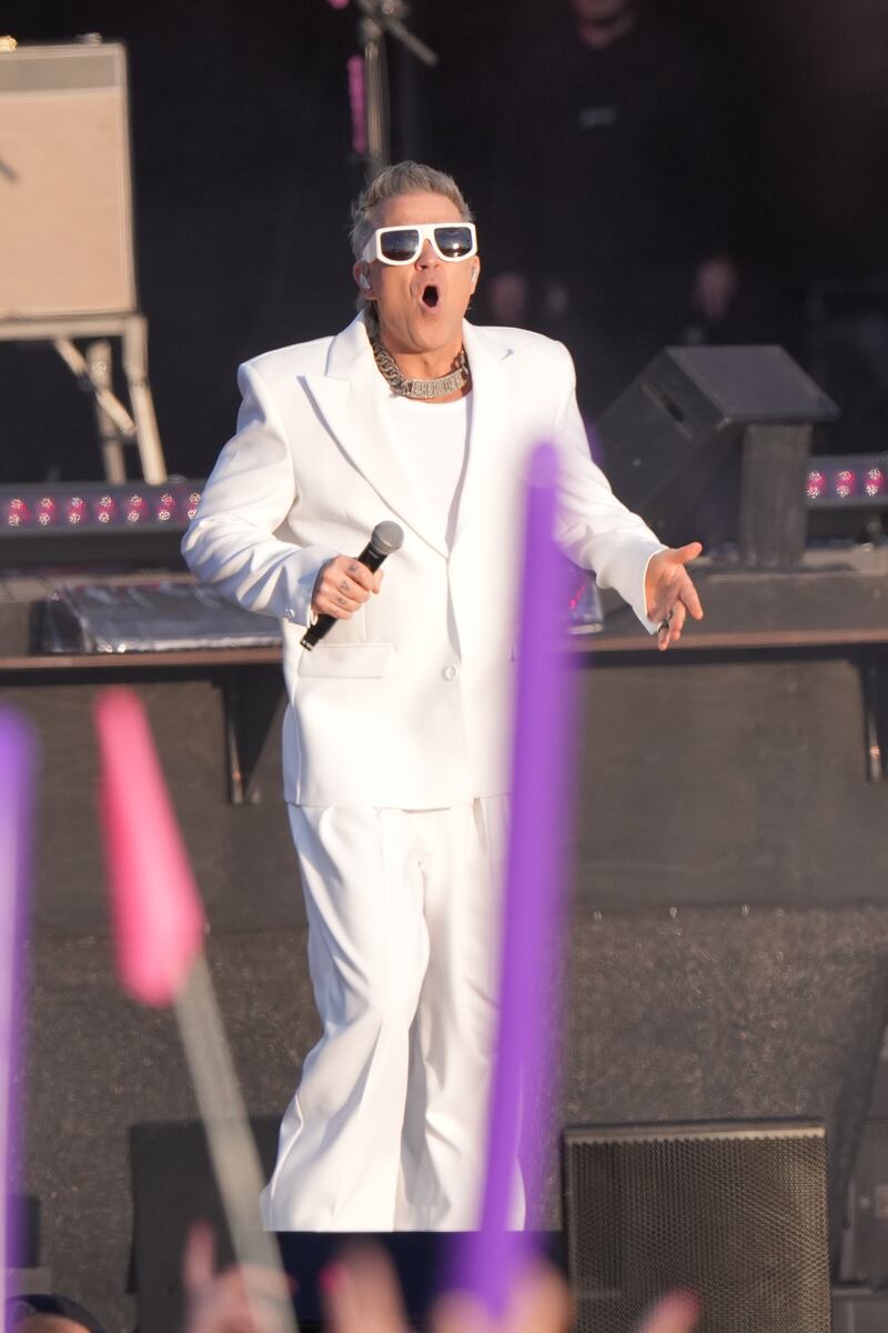 Williams began the performance decked out in an all-white suit