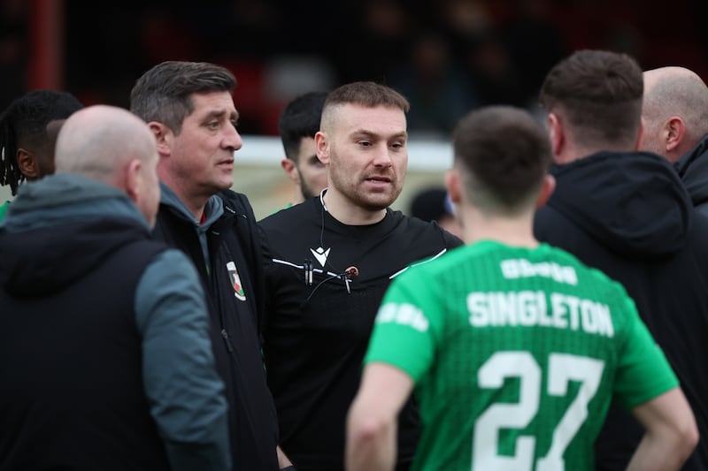 Glentoran's manager Declan Devine   with ref Chris Morrison about floodlight failure      In Today’s game at the Oval Belfast  Glentoran v Larne    in the Sports Direct premiership 

Desmond Loughery Pacemaker press