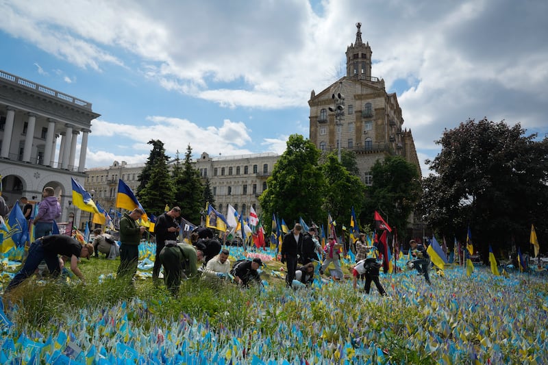 Volunteers at the site of an improvised memorial to fallen soldiers in Independence Square (Efrem Lukatsky/AP)