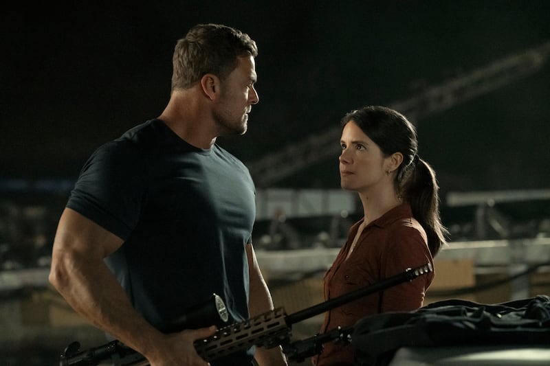 Alan Ritchson (Jack Reacher), Sonya Cassidy (Susan Duffy)