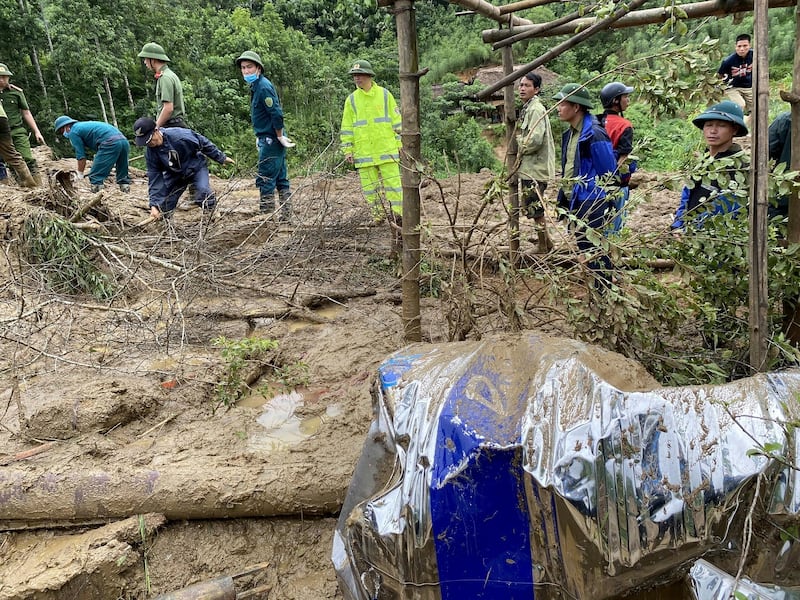 Rescue workers clear mud and debris in Lang Nu hamlet in Lao Cai province (Pham Hong Ninh/VNA via AP)