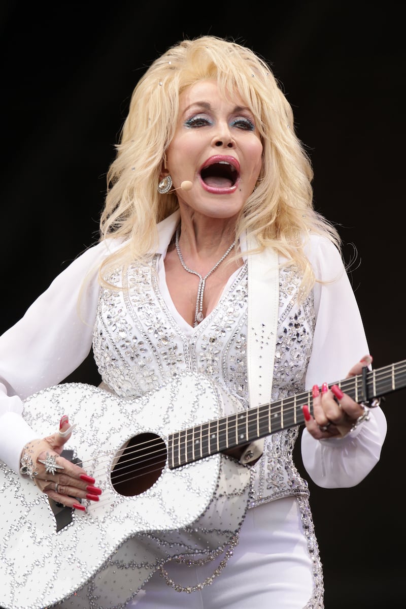 The show contains hit songs by Dolly Parton