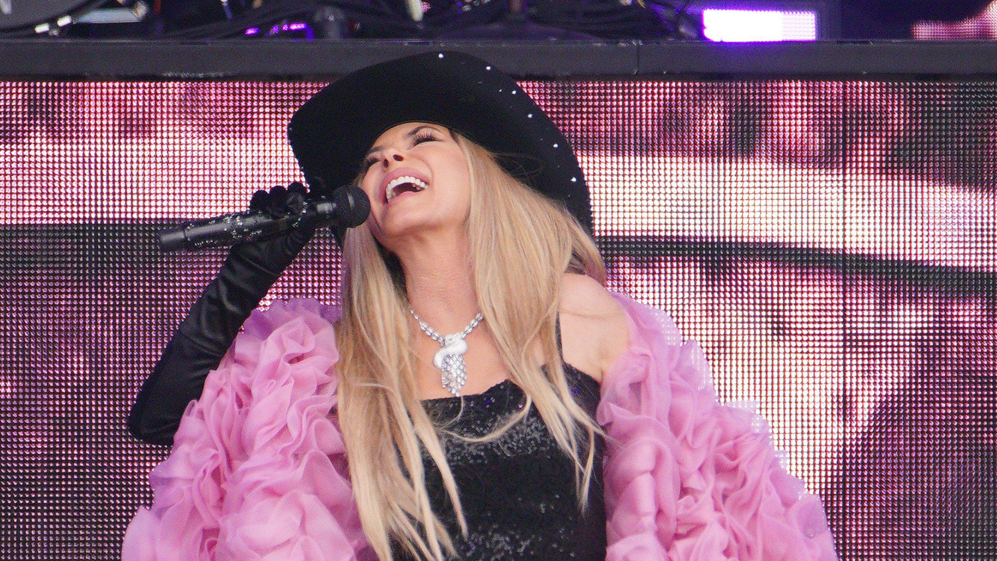 The Canadian country singer was performing on the Pyramid Stage