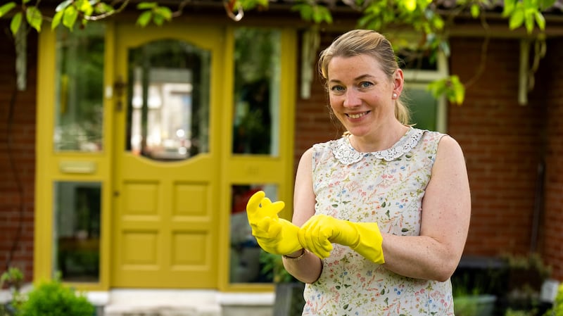 Belfast mum Faoileann Ui Dhuibhfinn gets ready to declutter in the new TG4 cleaning show is Mise le Mess