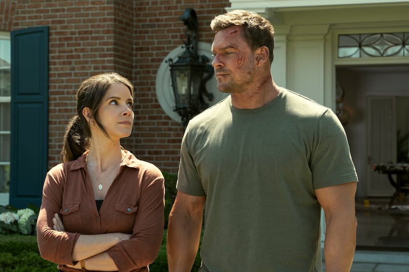 Sonya Cassidy (Susan Duffy), Alan Ritchson (Jack Reacher)