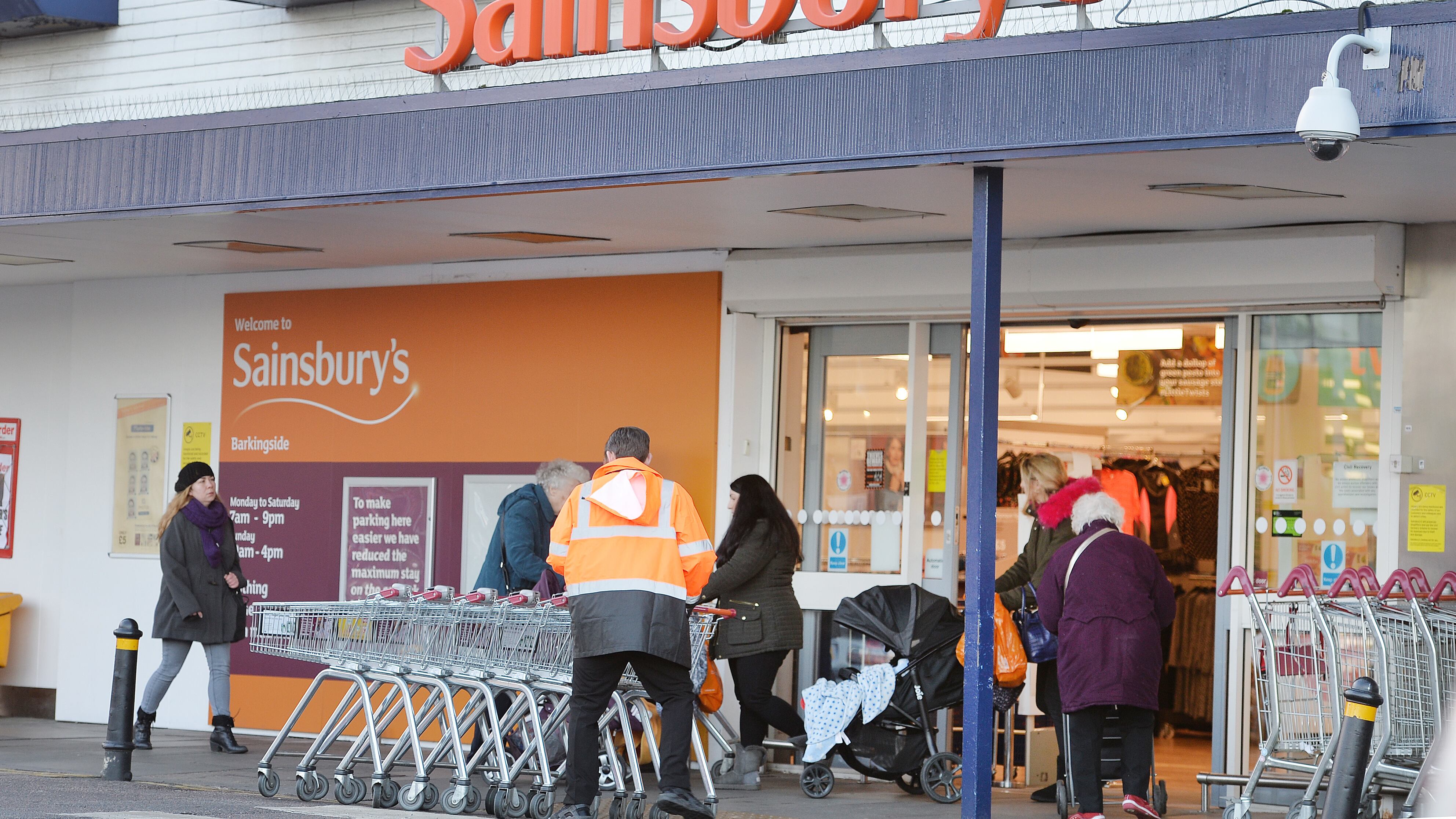 A handwritten sign outside a Sainsbury’s store in Cobham informing customers of technical issues affecting the supermarket chain