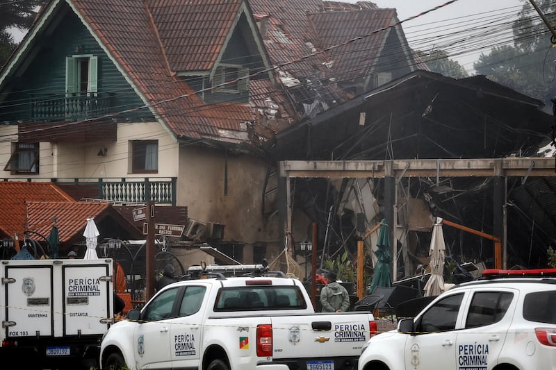 Houses that were hit by a plane in Gramado (Mateus Bruxel, Agencia RBS/AP)