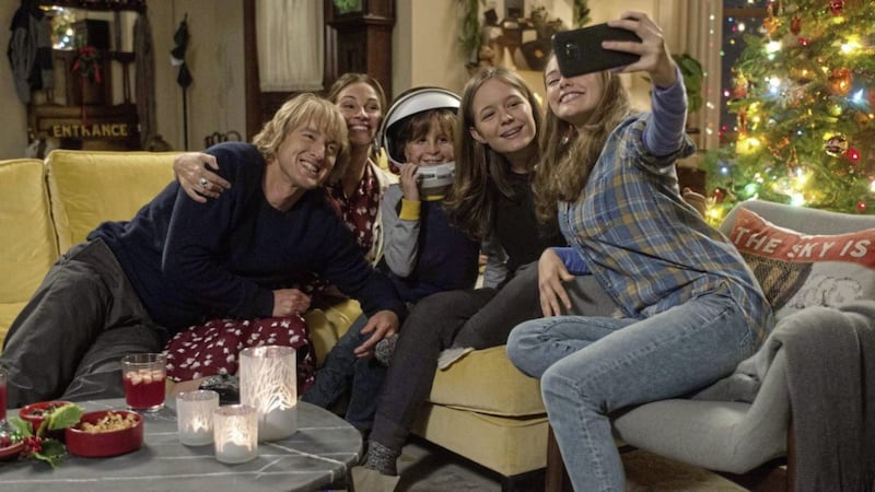 Wonder. Pictured: Owen Wilson as Nate Pullman, Julia Roberts as Isabel Pullman, Jacob Tremblay as Auggie Pullman, Izabela Vidovic as Olivia Pullman and Danielle Rose Russell as Miranda 