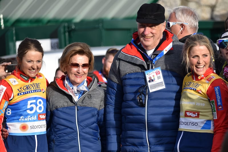 2C6JJ21 King Harald of Norway and Queen Sonja with Norwegian national ski team skiers Ingvild Flugstad Oestberg (left) and Therese Johaug, Seefeld 2019.