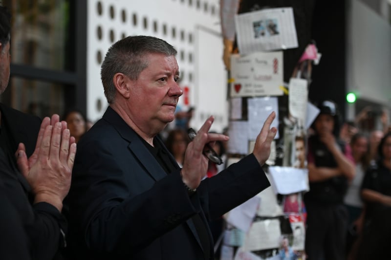 Geoff Payne waves to fans outside the Casa Sur Hotel (Mario De Fina/AP)