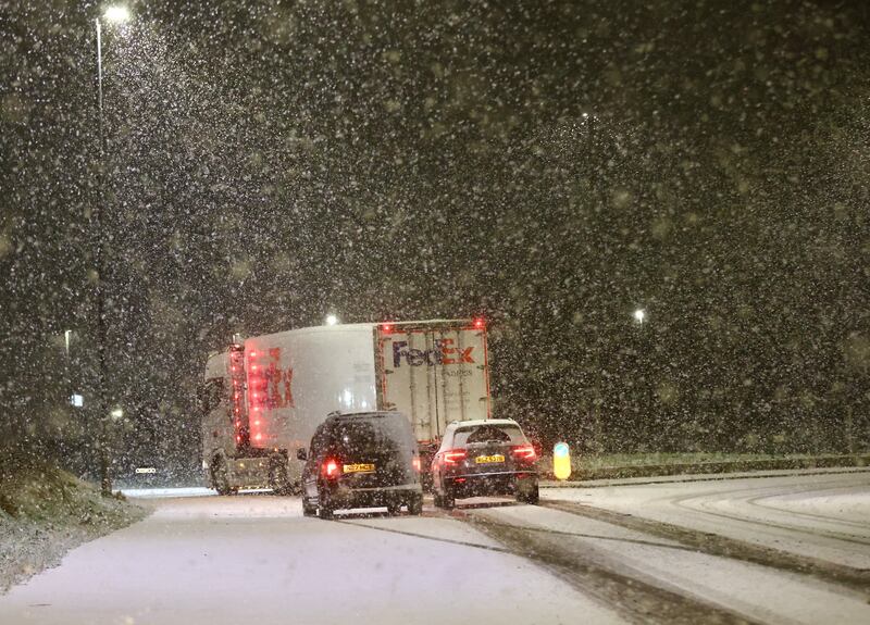 Motorists battle through the snow at Nutt’s Corner roundabout near the Belfast International Airport on Monday.
PICTURE COLM LENAGHAN