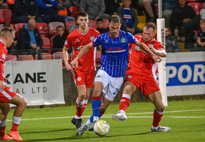 PACEMAKER PRESS BELFAST 17-09-24
Sports Direct Premiership MD 8
Cliftonville v Linfield
Michael Newberry of Cliftonville tackles Matthew Fitzpatrick of Linfield during this evening’s game at Solitude, Belfast.
Photo - Andrew McCarroll/ Pacemaker Press