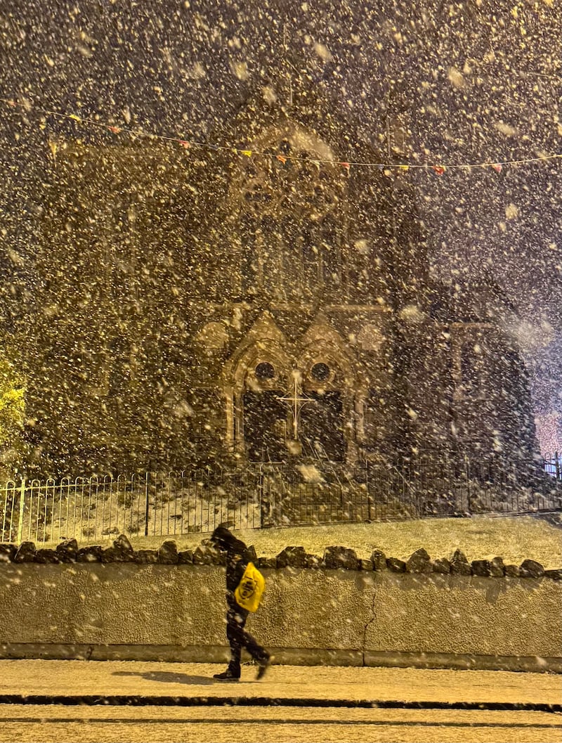 Snow Falls on the Ligoniel Road on Monday evening.
PICTURE COLM LENAGHAN