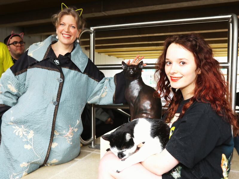 Chancellor Dr Sarah Perry and student Gracie Mullane with Pebbles the cat.