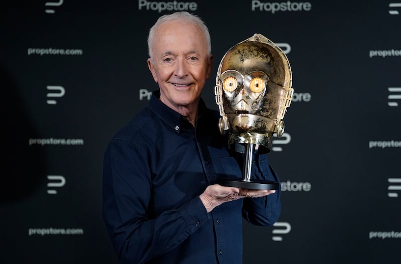 Anthony Daniels with his C-3PO head